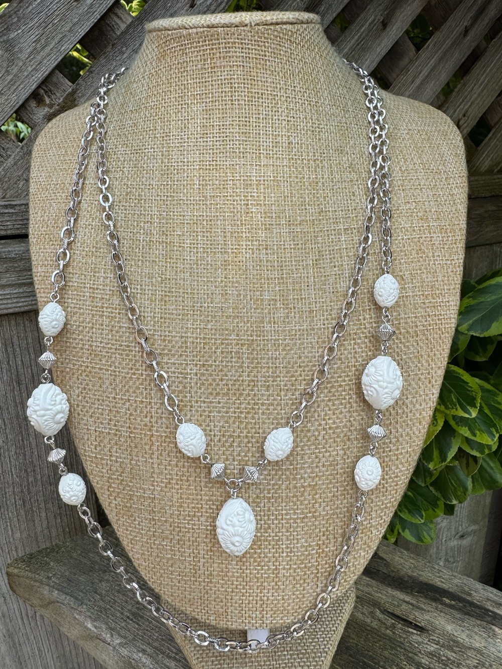 Sarah Coventry SUMMER FLIRT Necklace Carved Floral Lucite Beads Vintage 70’s